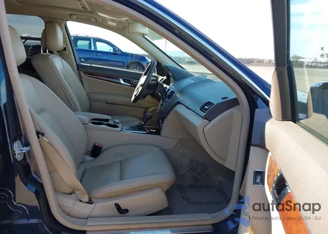 2010 Mercedes-Benz C 300 Luxury/Sport z USA, uszkodzony, nr VIN WDDGF5EB1AF419192